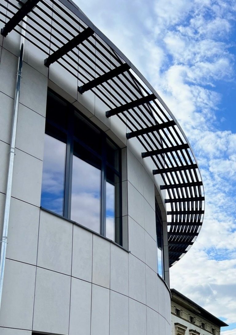 Stahlkonstruktion an einem Gebäude