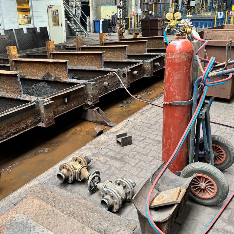 Demontagearbeiten an Stahlbauteilen