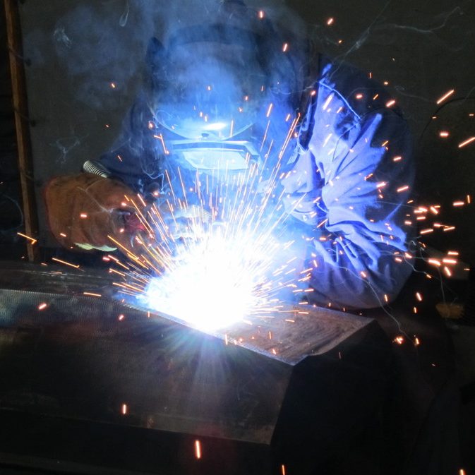 Schweißarbeiten an Stahlbauteil